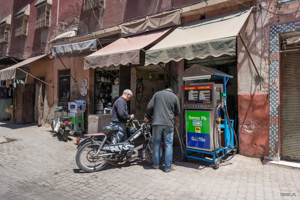 TP4_3056.jpg - Mobilna stacja benzynowa. Medina, Marrakech